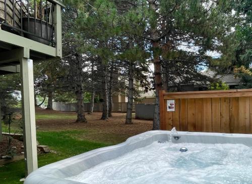 Couples Retreat with Hot Tub, Sauna and Steam Room