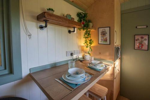 Cosy Shepherds Hut with hot tub in the Scottish Highlands