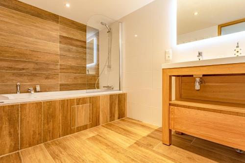 Shower, Chalet Mariejo, Sauna et Charme Alpin in Saint-Marcel
