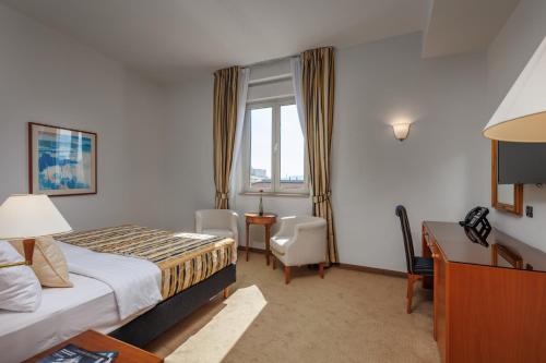 Standard Double or Twin Room image 4