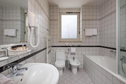 Standard Double or Twin Room image 5