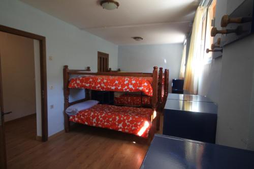 2 bunk beds