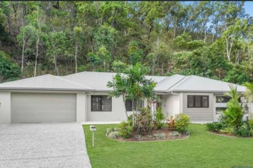 Trinity Beach Haven - Luxury 4 bedroom home, Steps to the Beach, Surrounded by Mountains
