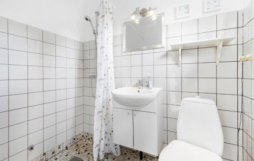 Baie, 2 Bedroom Gorgeous Home In Nexø in Snogebaek