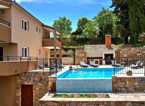 Modernes Ferienhaus in Smolonje mit Privatem Pool