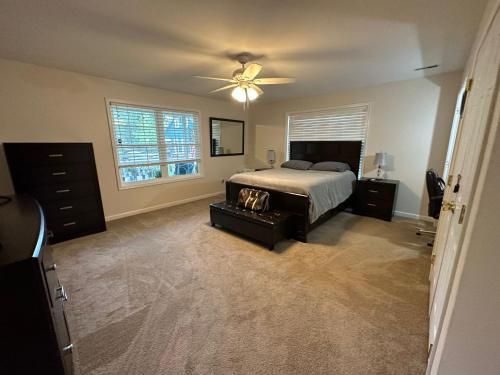 Whole House - HUGE, Modern & New Niagara Shoreline Home Rental in Tonawanda, USA