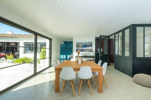 Superbe maison d'architecte autour de sa piscine chauffée - Location, gîte - La Flotte