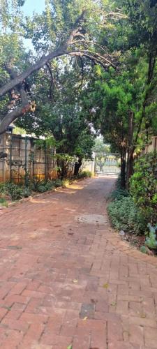 7 on school - Cozy guesthouse 15 min drive from airport and close to major highways, Germiston (photo 7)