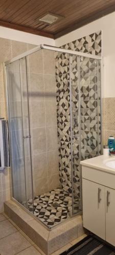 7 on school - Cozy guesthouse 15 min drive from airport and close to major highways, Germiston (photo 8)