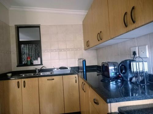 7 on school - Cozy guesthouse 15 min drive from airport and close to major highways, Germiston (photo 9)