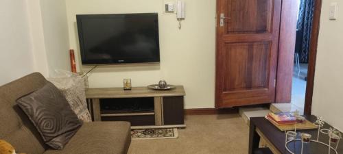 7 on school - Cozy guesthouse 15 min drive from airport and close to major highways