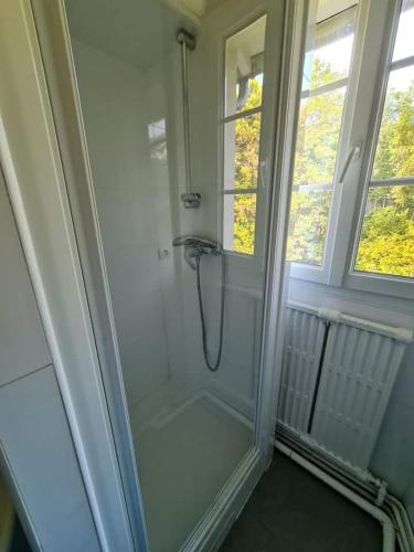 Maison Briand - Chambre vue jardin à Melun Centre (Maison Briand - Petite chambre chez l'habitant - Melun Centre - Wifi, Netflix, Smart TV, Lit a mouss) in Melun