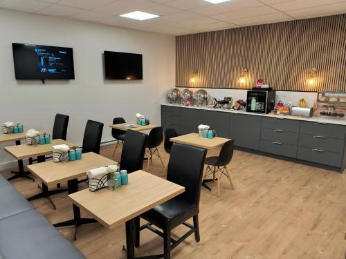 อาหารและเครื่องดื่ม, โรงแรมเบสต์ เวสเทิร์น พลัส เอมเมอรัลด์ ไอล์ (Best Western Plus Emerald Isle Hotel) in ซิดนีย์ (บริติชโคลัมเบีย)