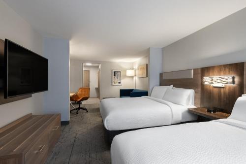Standard Queen Room with Two Queen Beds image 2
