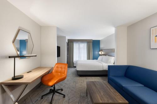 Standard King Room image 3