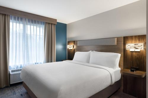 Standard King Room image 4