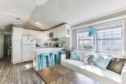 Bright Miramar Tropical Cabana 2 Blocks to Beach! - main image