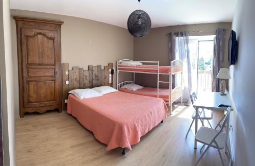 1 double bed, 1 bunk bed