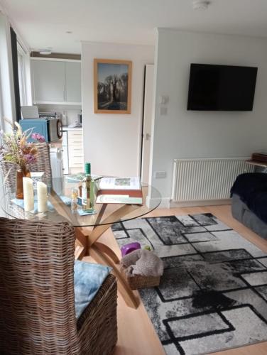 Relaxing secluded lodge couples getaway with hot tub in Eaton