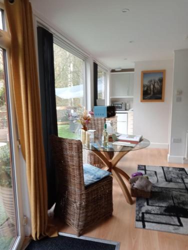 Relaxing secluded lodge couples getaway with hot tub in Eaton