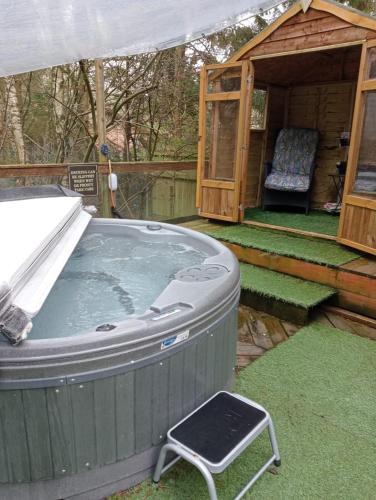 Relaxing secluded lodge couples getaway with hot tub in Eaton
