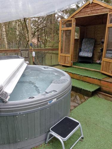 Relaxing secluded lodge couples getaway with hot tub