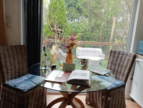 Relaxing secluded lodge couples getaway with hot tub in Eaton