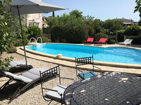 Deux chambres pour six personnes, piscine, jardin