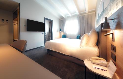 Standard Double Room image 4