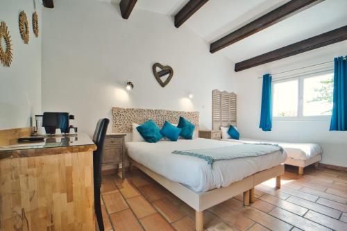 3 twin beds