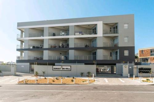 Bloubergstrand 2 Bedroom Beachfront Apartment