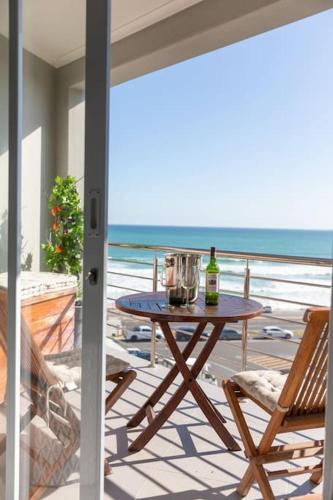 Bloubergstrand 2 Bedroom Beachfront Apartment