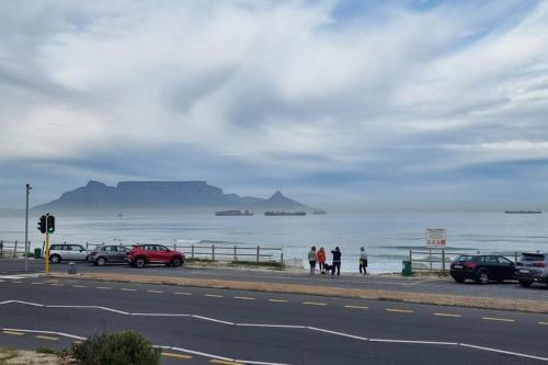 Bloubergstrand 2 Bedroom Beachfront Apartment