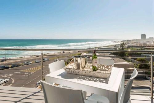 Bloubergstrand 2 Bedroom Beachfront Apartment