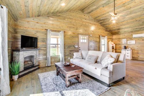 . Cozy Mississippi Cabin with Covered Porch and Grill!
