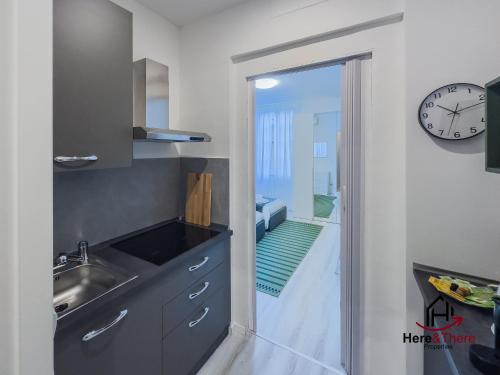 Comfort Suite - Airport 5min - AC - Smart TV, Janov (fotografie 3)