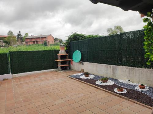 CHALET BAJO CON JARDÍN, PATIO, CENADOR Y BARBACOA.