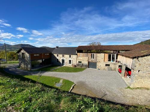 Charmant corps de ferme à la montagne.