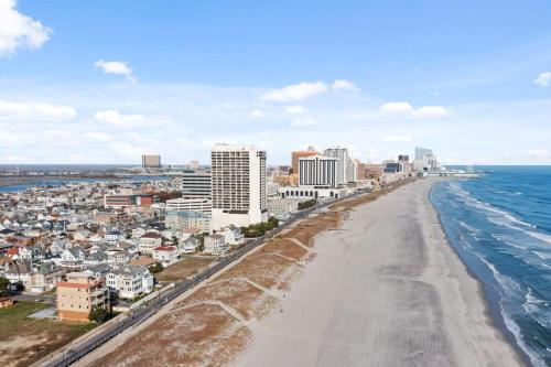 Luxurious 8BR Beach Duplex w Ocean Views in Atlantic City, USA