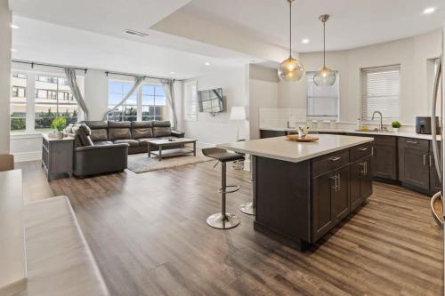 Luxurious 8BR Beach Duplex w Ocean Views in Atlantic City, USA