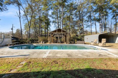 Spacious Oasis With Pool - 5BR in Columbia, USA