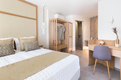 Villa Iris, beachfront, with jacuzzi, up to 9 guests, Mpali beach, Rethymno!, Balíon (Foto 9)