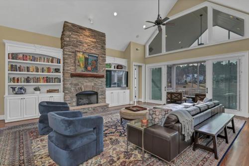 Luxury Escape by the Lake in Lexington, USA