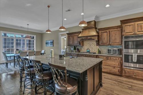 Luxury Escape by the Lake in Lexington, USA
