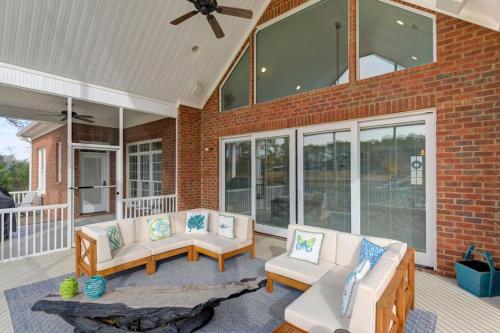 ระเบียง/ชานเรือน, Luxury Escape by the Lake in เลกซิงตัน (SC)