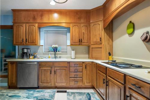 Vintage Sunrise Home-Lake View in Lake Murray Shores, USA