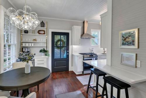 The Wrens Nest 1BR 2BA Guesthouse in Columbia, USA