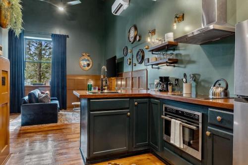 Sherlock and Watson thumb 4
