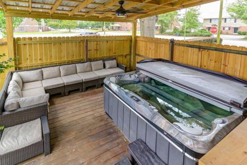 Pezsgőfürdő, 3BR Brick Cottage-Mins to USC in West Columbia (SC)
