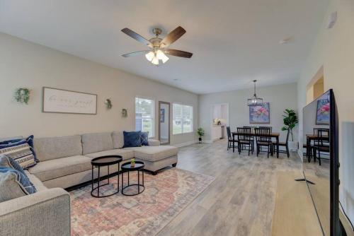 Cayce Sister Houses-Sleeps 14 in Cayce, USA